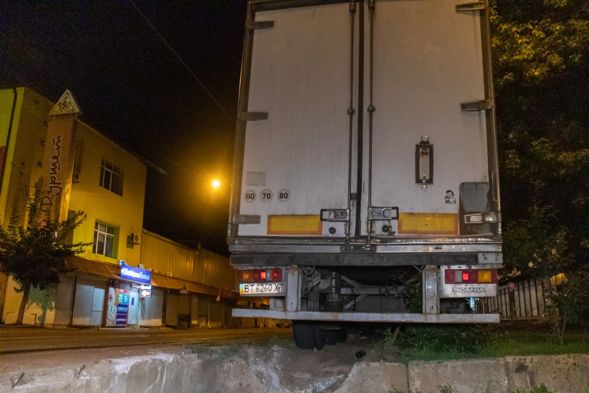 Водителю показалось, что встречный пассажирский автобус движется прямо на него