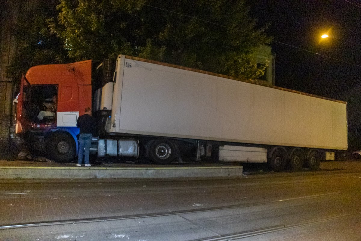 Чтобы избежать столкновения, мужчина постарался сместиться вправо