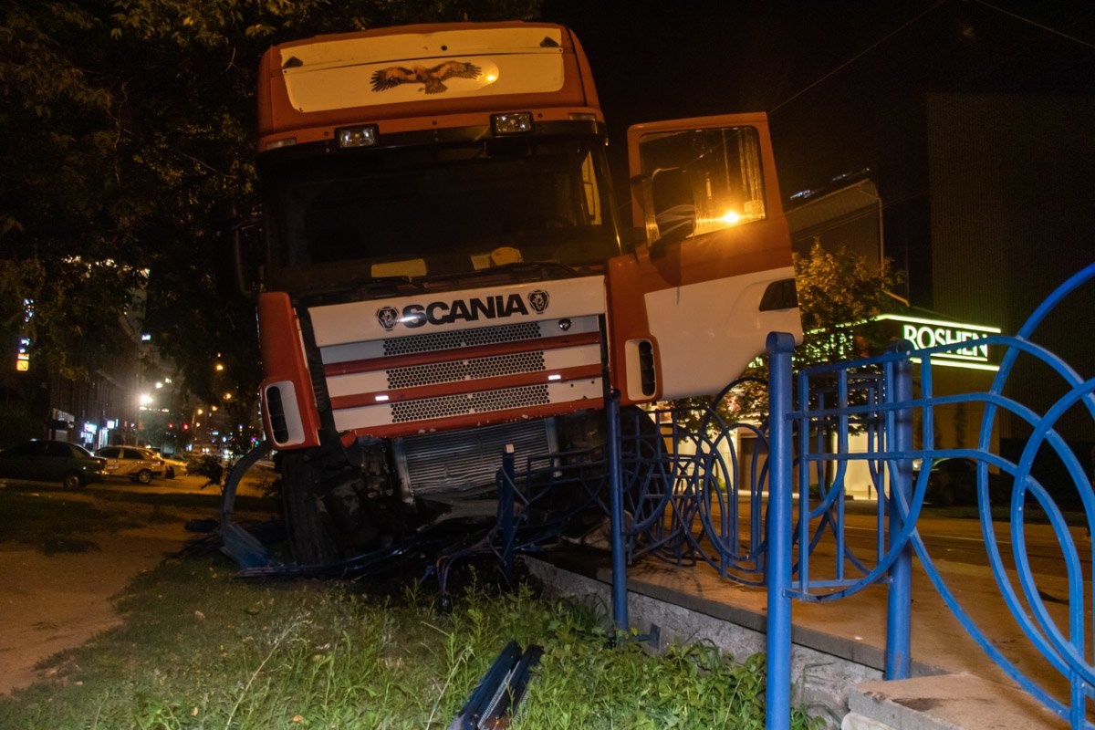 Грузовое авто занесло и оно влетело в забор на обочине