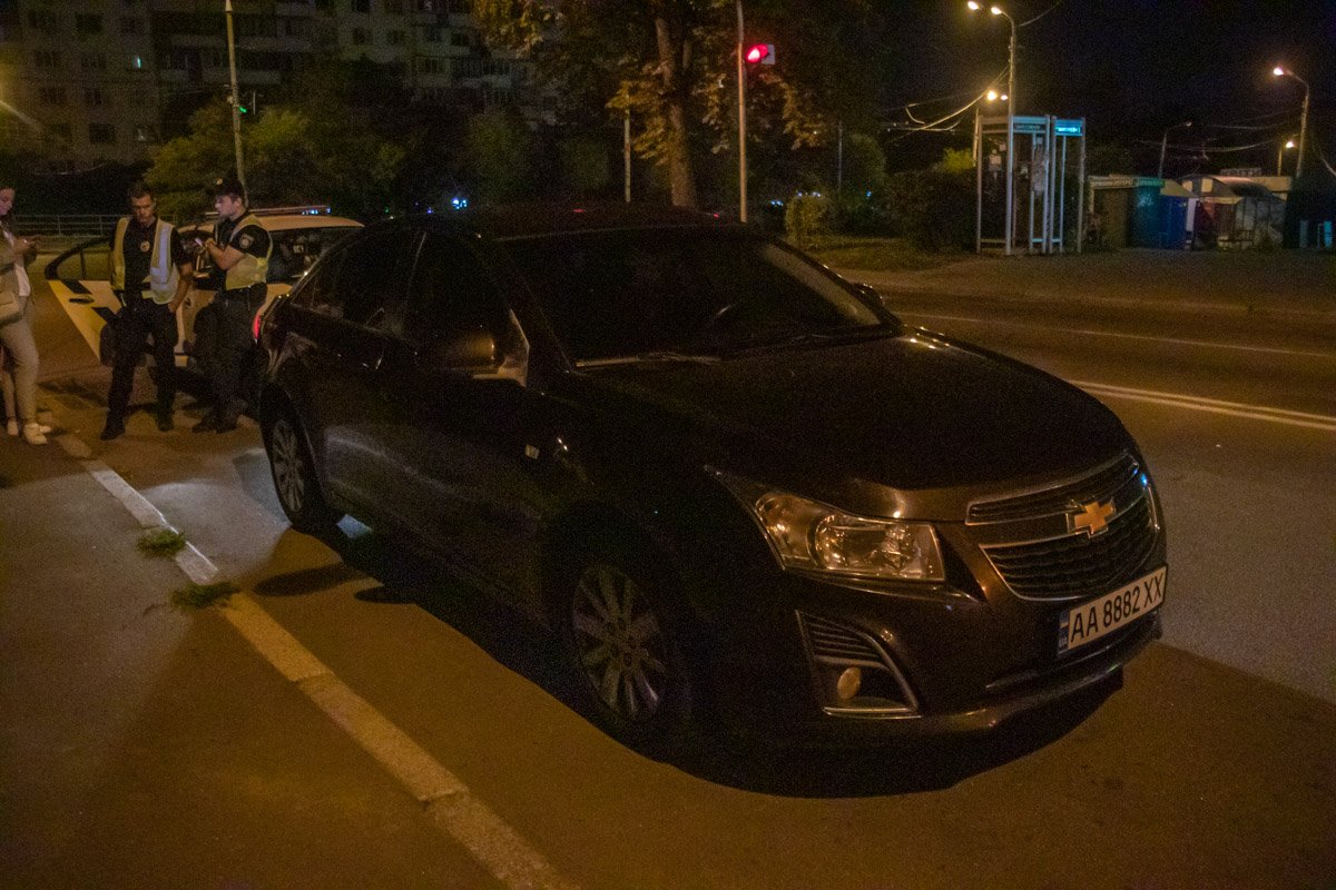 В субботу, 27 июля, в Киеве на Голосеевском проспекте патрульные остановили Chevrolet Cruz