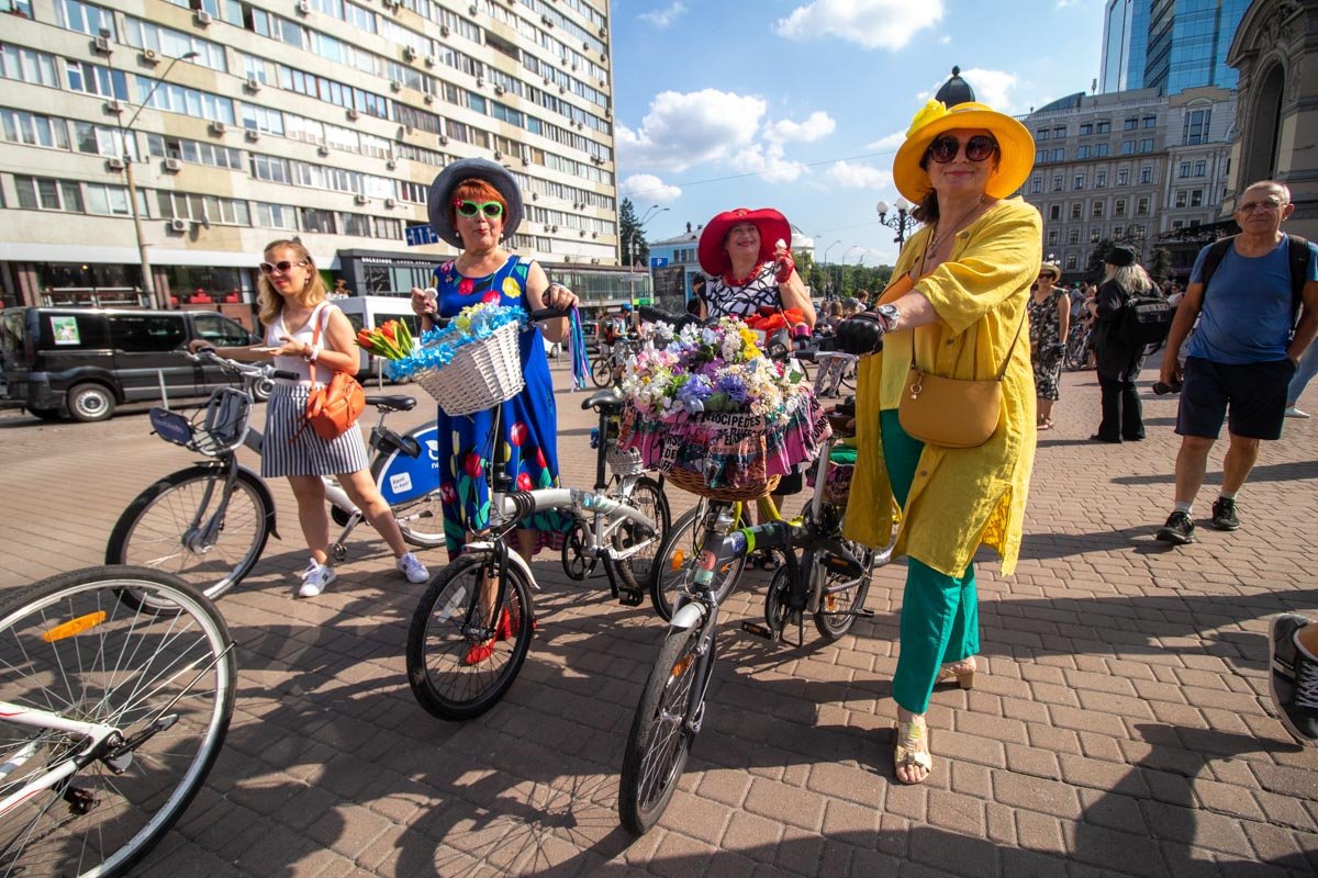 Многие участницы приехали в необычных и пестрых нарядах