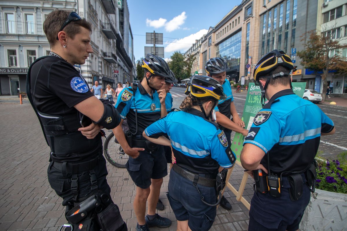 Велопатруль полиции сопровождал колону на всем пути следования