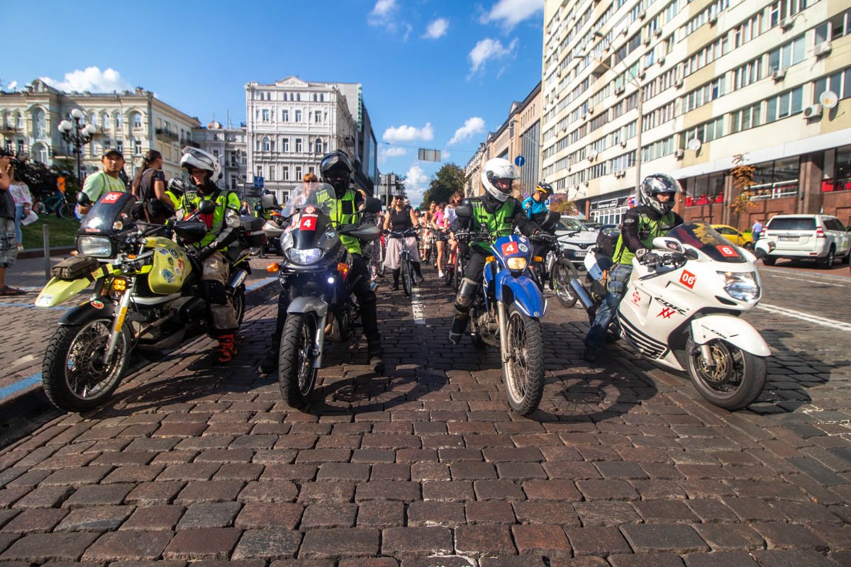 Колону сопровождали волонтеры организации Motohelp