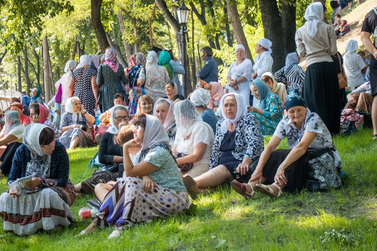 Верующие начали собираться на Владимирской горке задолго до молебна Верующие начали собираться на Владимирской горке задолго до молебна