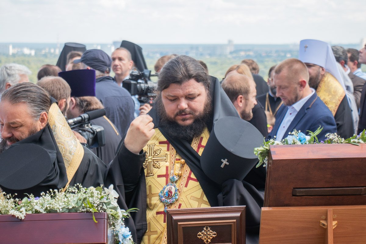 Почести церковным реликвиям Почести церковным реликвиям