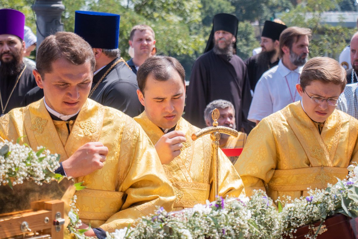 У памятника Владимиру собрался епископат и духовенство УПЦ У памятника Владимиру собрался епископат и духовенство УПЦ