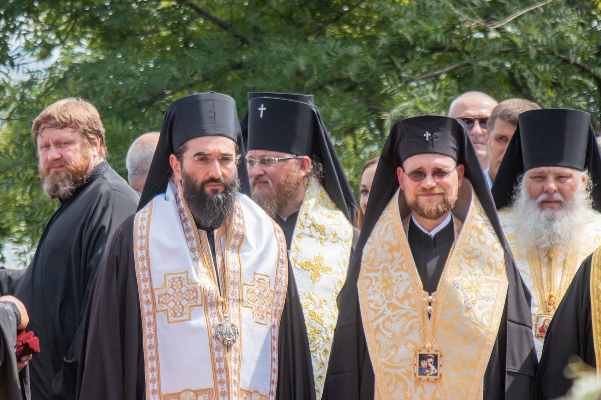 В черных рясах наверняка было очень жарко, но святым отцам не привыкать В черных рясах наверняка было очень жарко, но святым отцам не привыкать