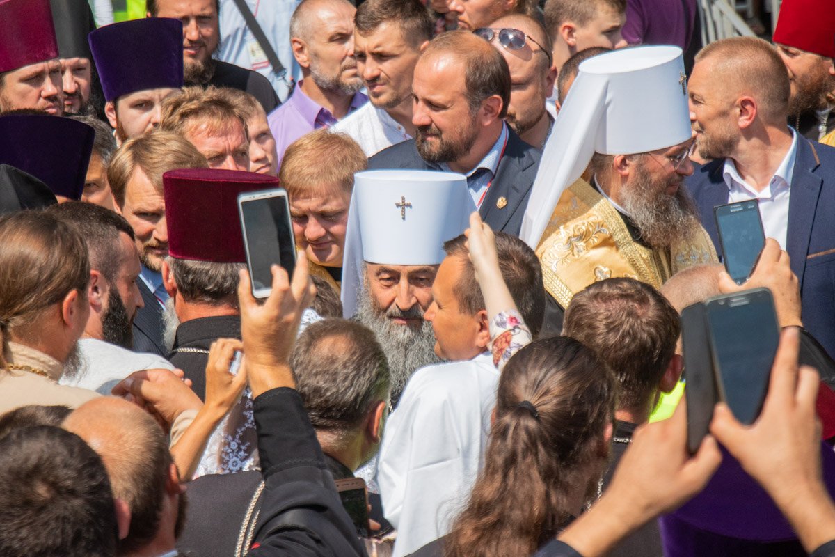 Митрополит Онуфрий в окружении верующих и прессы Митрополит Онуфрий в окружении верующих и прессы