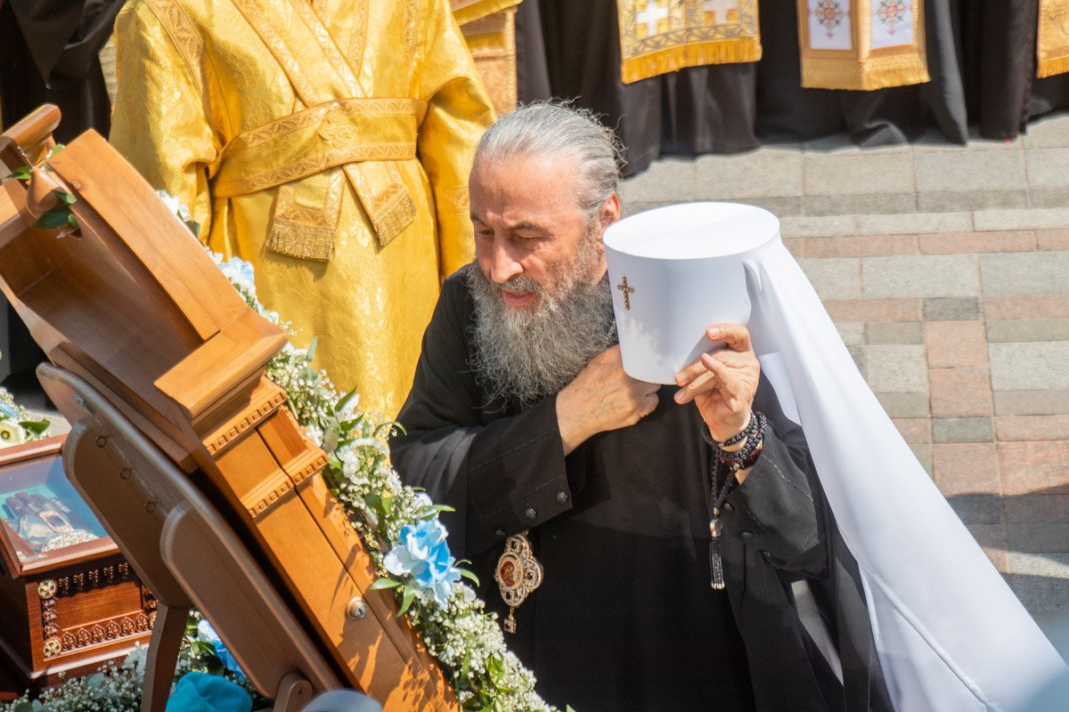 Митрополит Онуфрий проводит молебен Митрополит Онуфрий проводит молебен