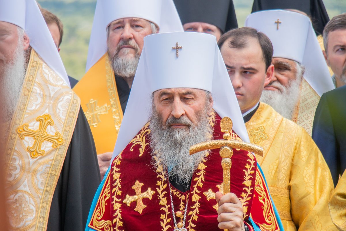 Владыка смотрит мудро, грустно и как-то по-отечески Владыка смотрит мудро, грустно и как-то по-отечески