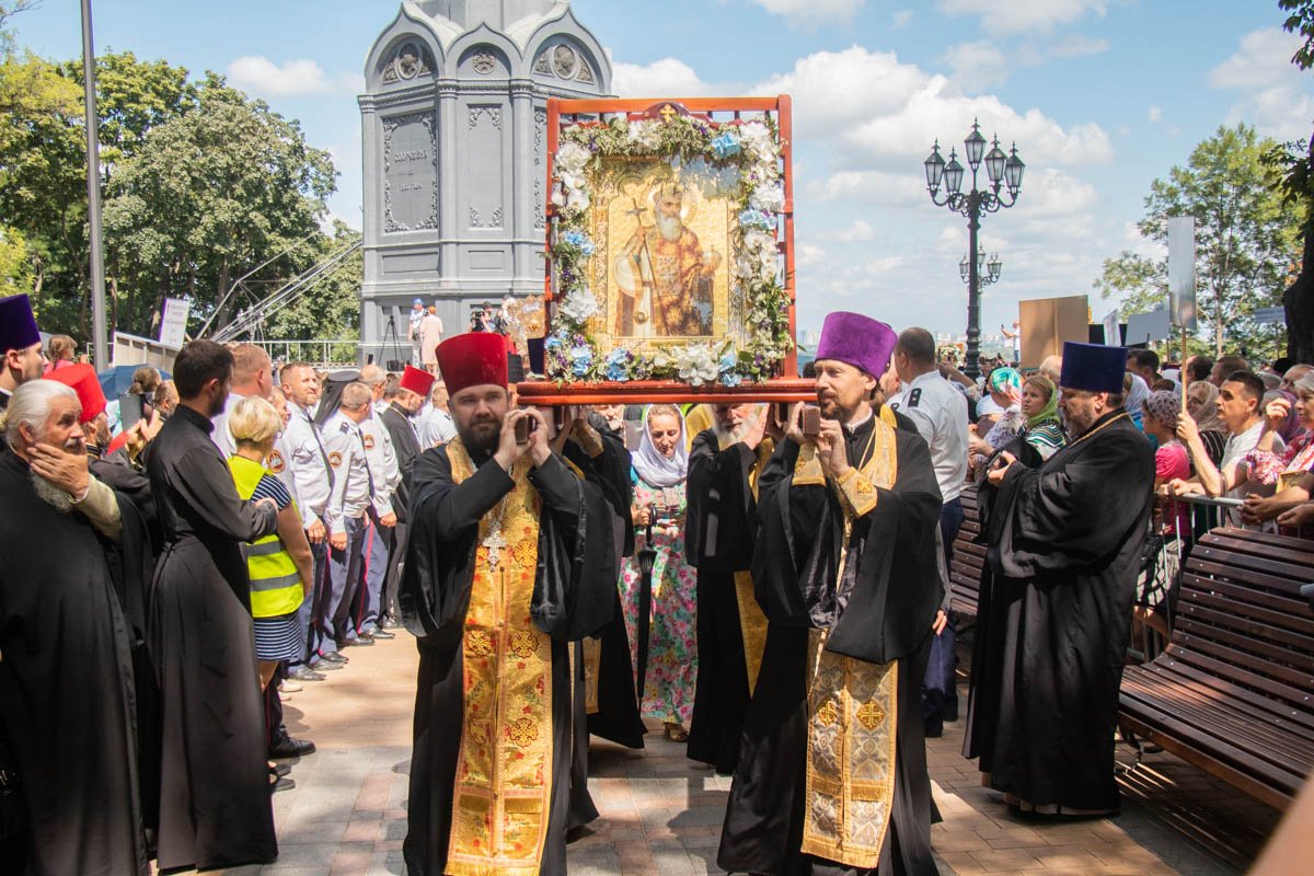 Святые отцы несут тяжелые церковные реликвии Святые отцы несут тяжелые церковные реликвии