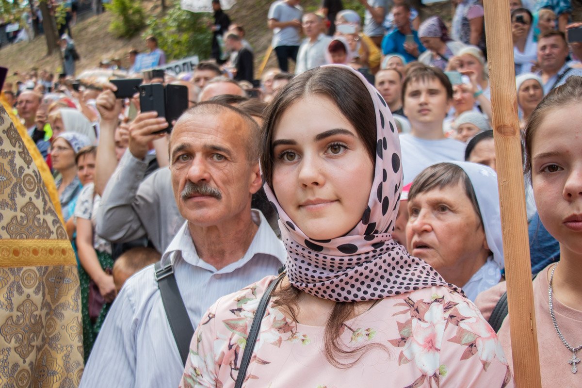 Прекрасная девушка, пришедшая на молебен Прекрасная девушка, пришедшая на молебен