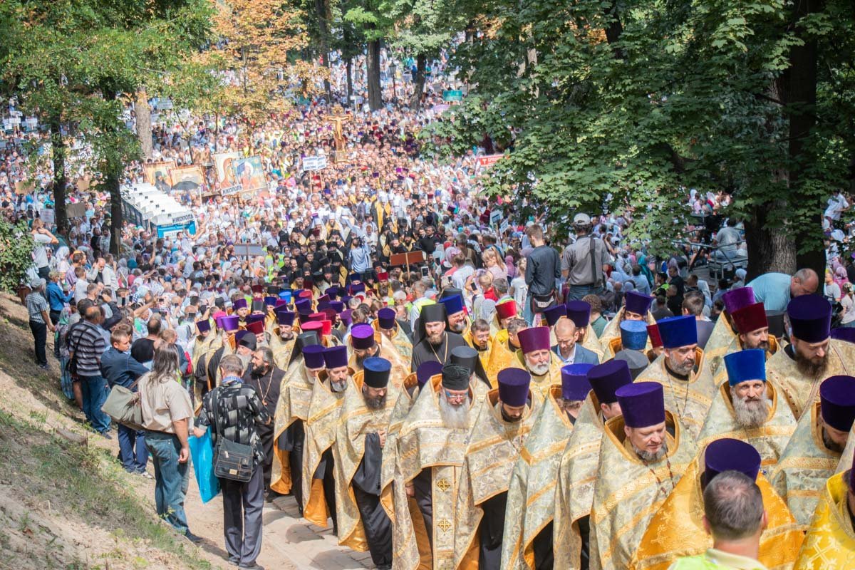Колонна верующих протискивается по дорожкам Владимирской горки к Трехсвятительской Колонна верующих протискивается по дорожкам Владимирской горки к Трехсвятительской