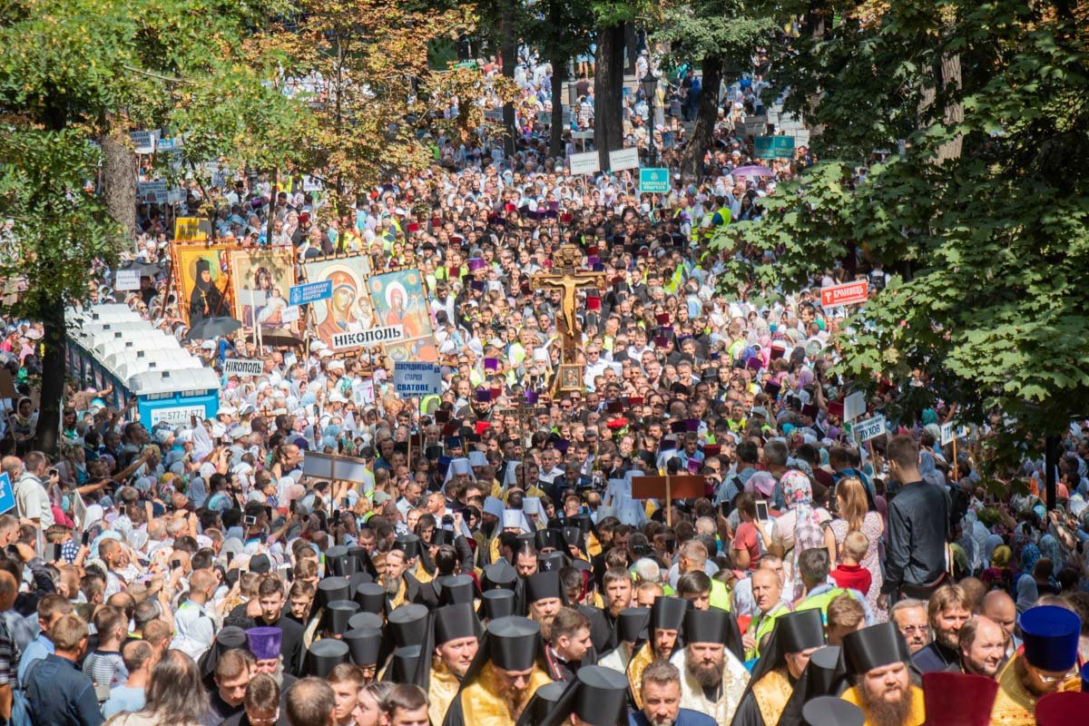 Море верующих на Владимирской горке Море верующих на Владимирской горке