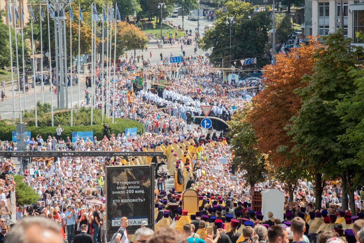 Вереница христиан тянется по к Европейской площади Вереница христиан тянется по к Европейской площади