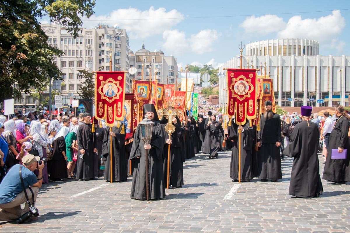 Колона идет по Европейской площади Колона идет по Европейской площади