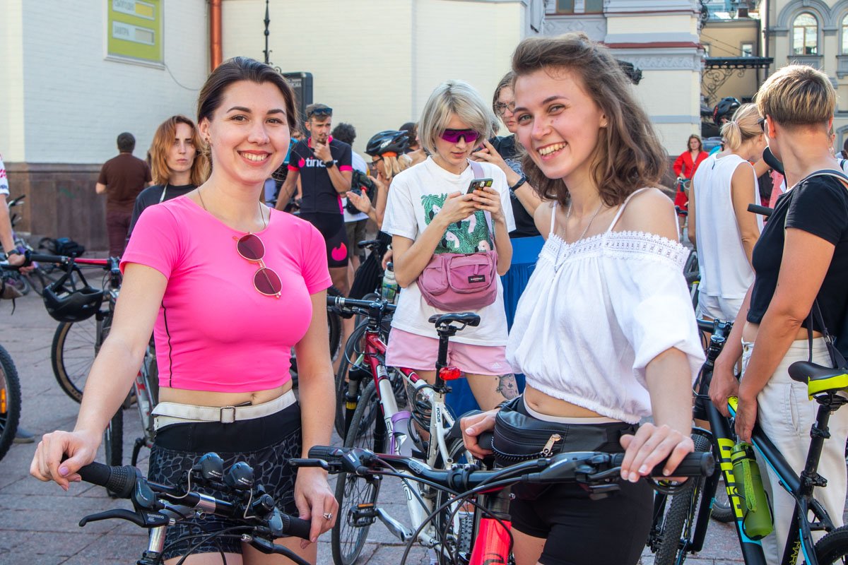 Какие улыбчивые красавицы, да еще и спортивные. Парни, налетайте! Какие улыбчивые красавицы, да еще и спортивные. Парни, налетайте!