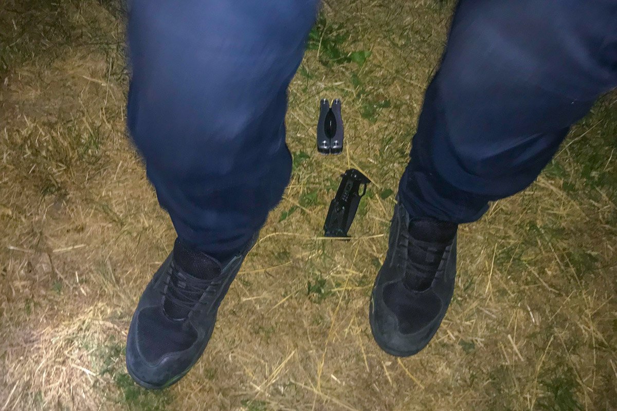 Сам нападавший порезал руку, когда доставал нож Сам нападавший порезал руку, когда доставал нож