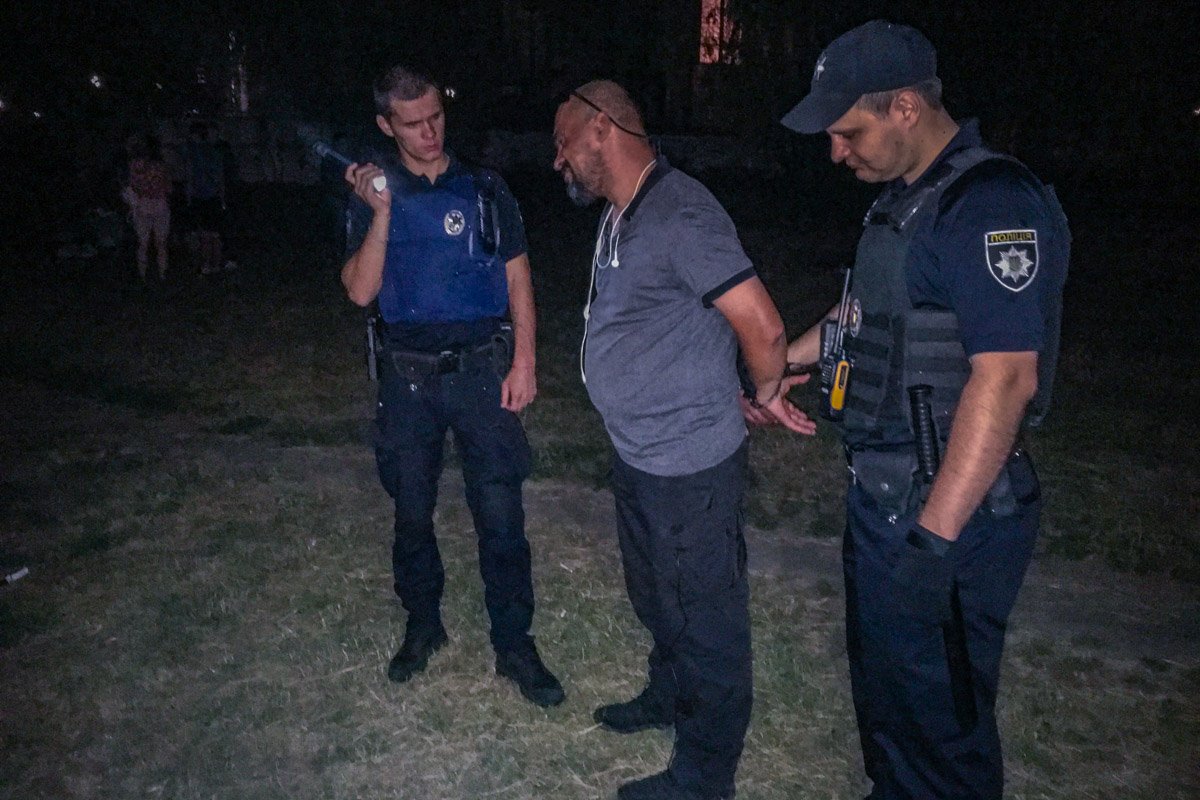 В целях безопасности на нападавшего надели наручники В целях безопасности на нападавшего надели наручники