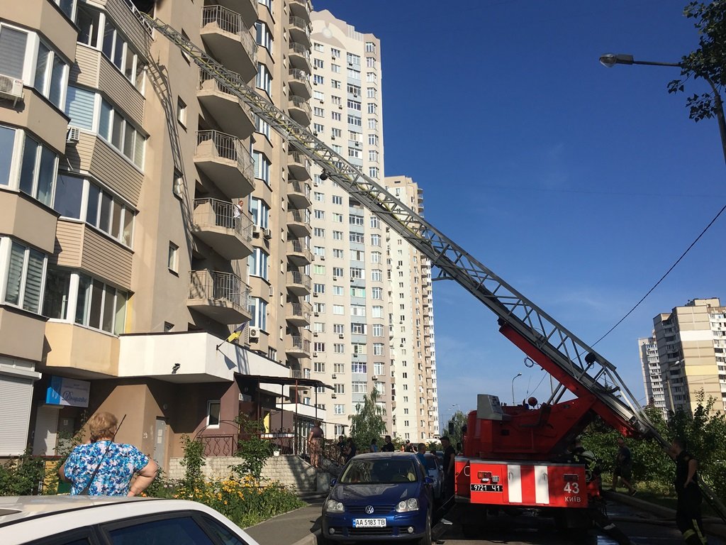 На Троещине произошел пожар - пламя охватило квартиру на шестом этаже дома по адресу улица Градинская, 5
