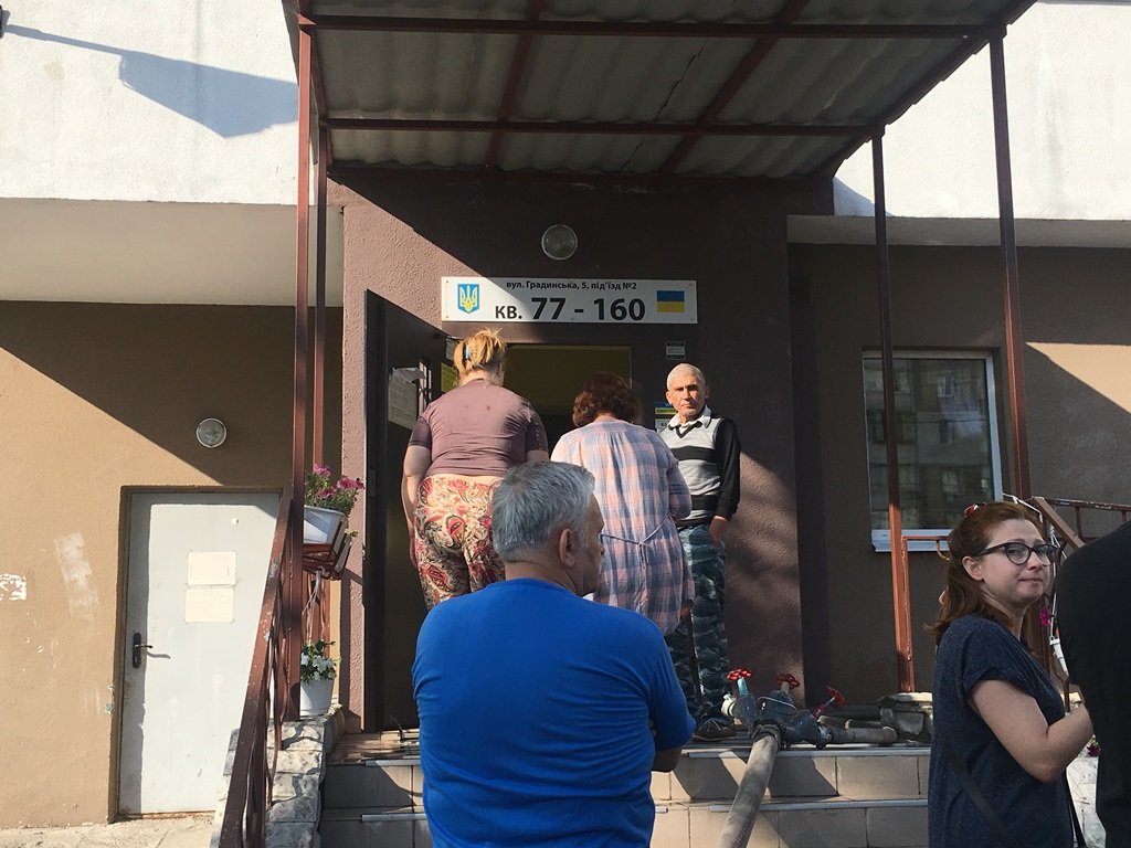 Соседка снизу сообщила, что хозяева квартиры сейчас отдыхают в Крыму