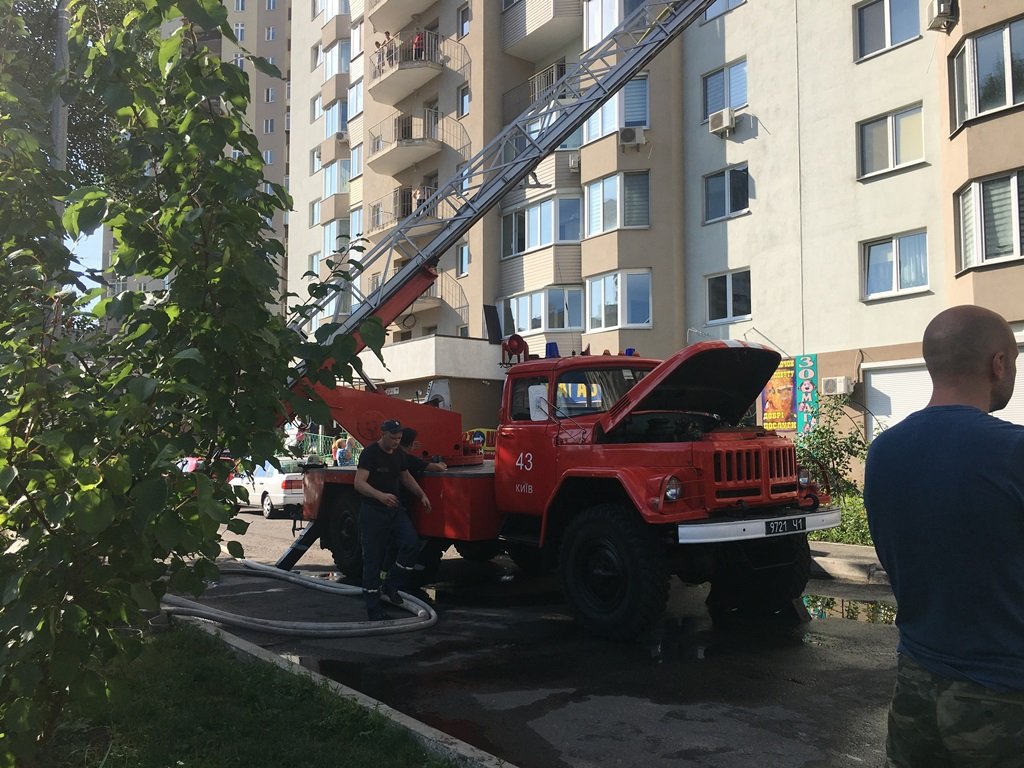 Около 30 минут пожарные пытались попасть в квартиру, им пришлось вырезать дверь бензорезом