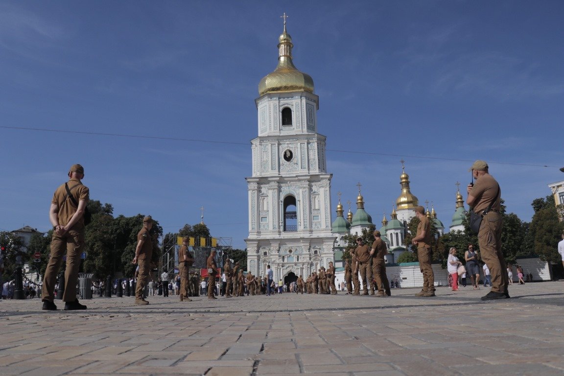 На месте дежурят спасатели, полиция, врачи и взрывотехническая служба На месте дежурят спасатели, полиция, врачи и взрывотехническая служба