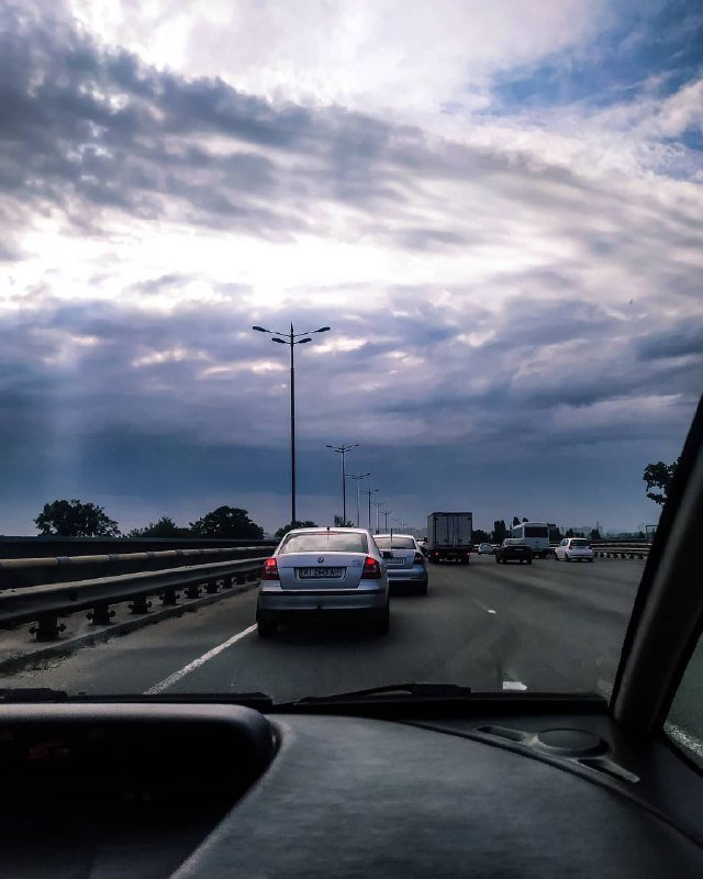 Оторвался от руля и обалдел от неба. Фото: @katrina_hlynchak