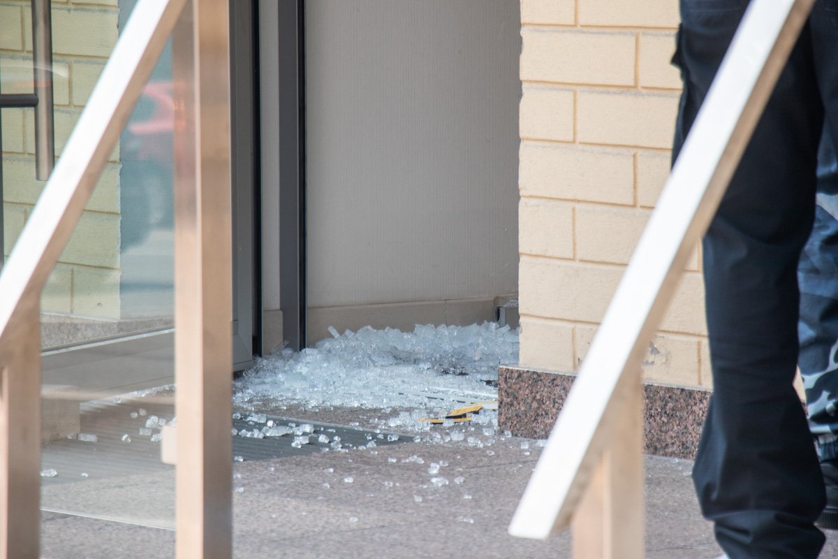 Злоумышленник попал в витрину, установленную внутри магазина, а не в охранника Злоумышленник попал в витрину, установленную внутри магазина, а не в охранника