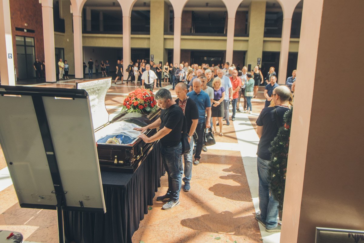 Проститься с Романом выстроилась огромная очередь 