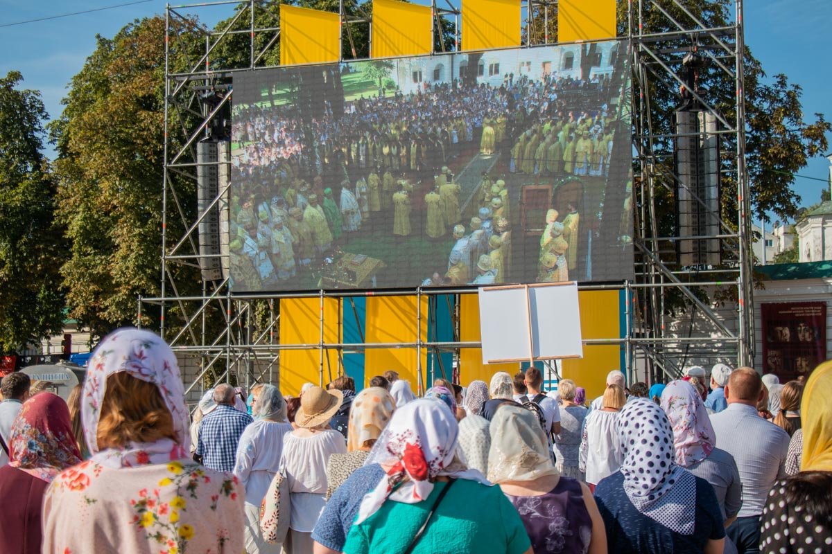 Прихожане и духовенство прошли шествием от Софийского собора до памятника Владимиру Прихожане и духовенство прошли шествием от Софийского собора до памятника Владимиру