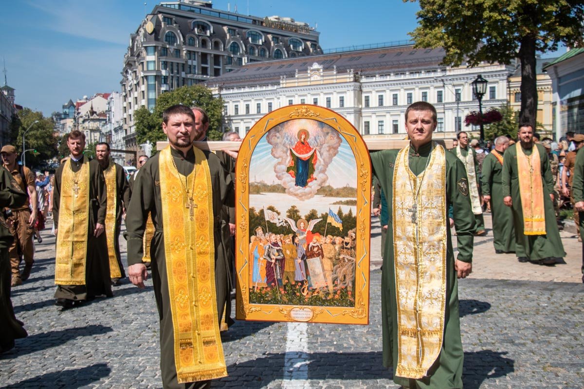 Одними из первых в колоне шли капелланы Одними из первых в колоне шли капелланы