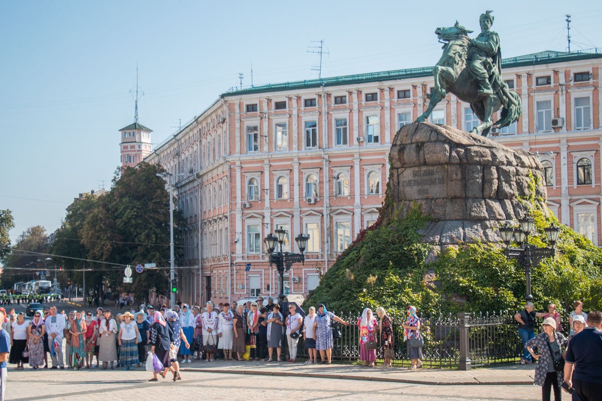 На Софийскую площадь можно было попасть только миновав кордон полиции На Софийскую площадь можно было попасть только миновав кордон полиции