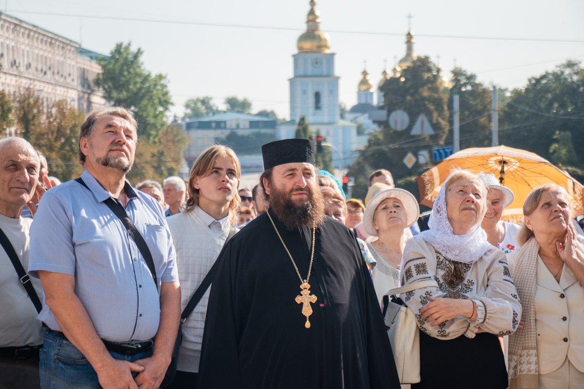 Прихожане и попы смотрели на литургию на большом экране Прихожане и попы смотрели на литургию на большом экране