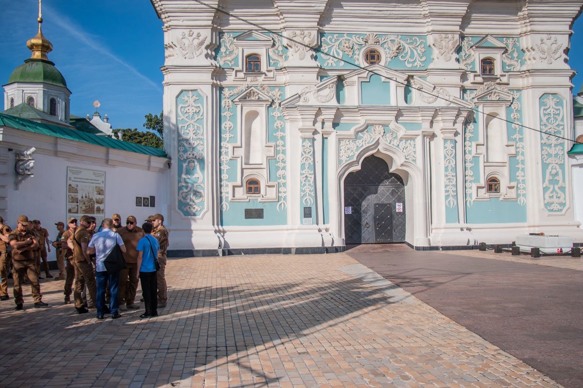 Вход в Софийский собор Вход в Софийский собор