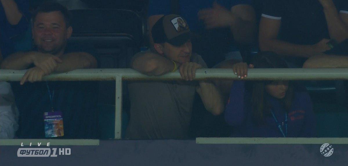 На матч Зеленский пришел со своей дочерью Александрой и главой администрации Президента Андреем Богданом На матч Зеленский пришел со своей дочерью Александрой и главой администрации Президента Андреем Богданом