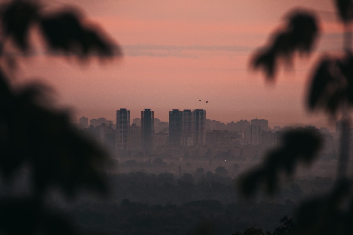 Серые бетонные здания на рассвете обретают романтичность и таинственность Серые бетонные здания на рассвете обретают романтичность и таинственность