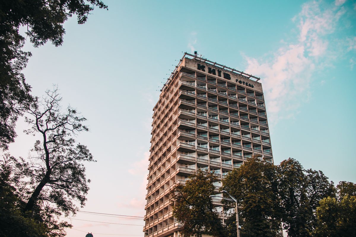 Постепенно розоватые облака рассеиваются Постепенно розоватые облака рассеиваются