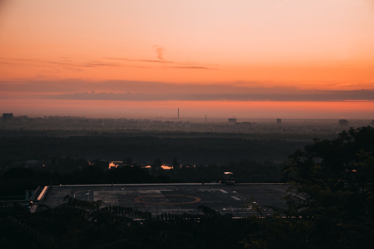 Зарево сквозь сонные кроны деревьев Зарево сквозь сонные кроны деревьев