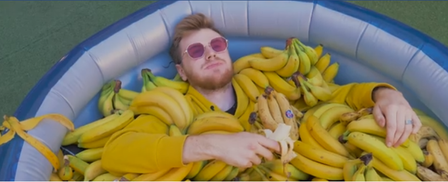 Вечеринка в поддержку бананов - это именно то, что нужно в понедельник вечером