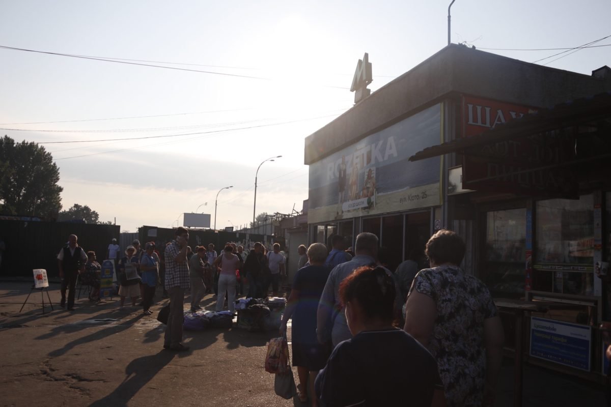 В Киеве возле выхода из станции метро «Лесная» установили высокий забор, который оградил проход к остановке общественного транспорта