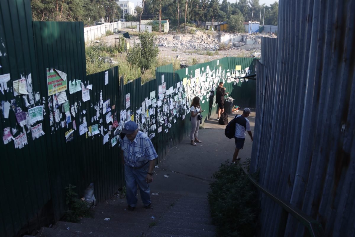 Теперь на остановку можно попасть только через сквер поблизости