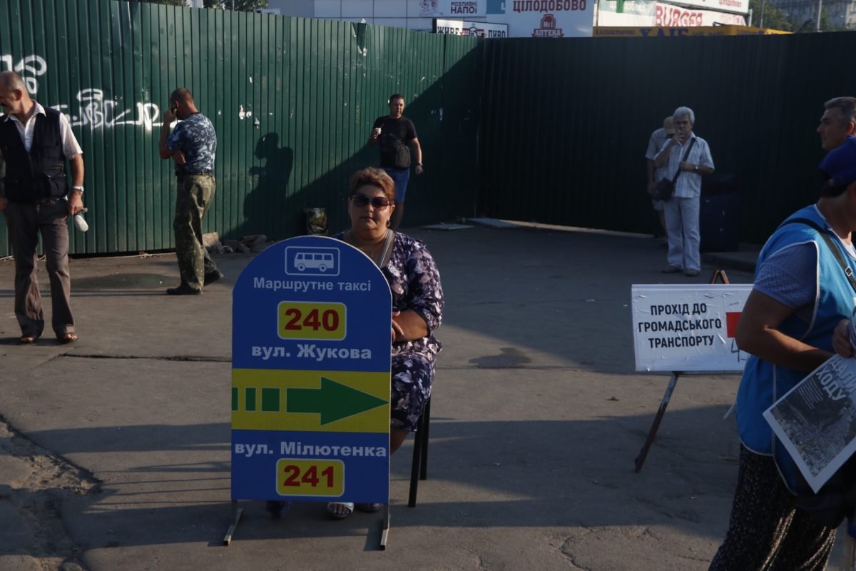 Проход к транспорту закрыт возле левого выхода из метро (если ехать со стороны центра)