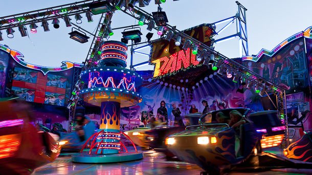 Гидропарк - это место, где можно не только покататься на аттракционах, но и позагорать на берегу Днепра