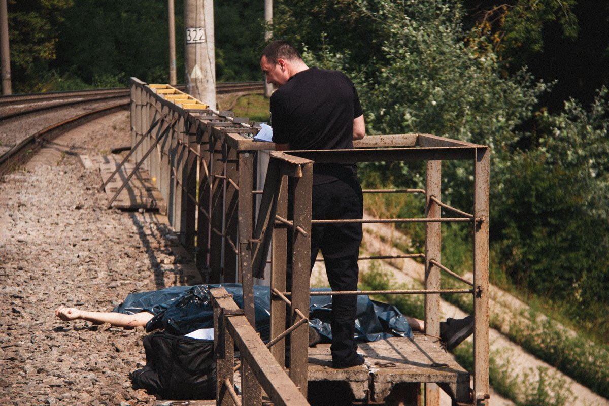 Мужчина шел по рельсам и попал под колеса Мужчина шел по рельсам и попал под колеса