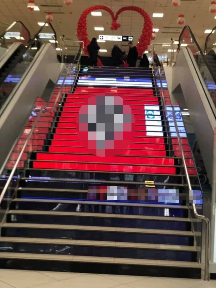 В Киеве в ТЦ Gorodok 17-летний парень изобразил на лестнице свастику