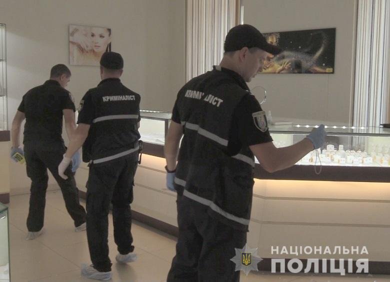 Полицейские проводят все необходимые меры для установления личности и местонахождение злоумышленника