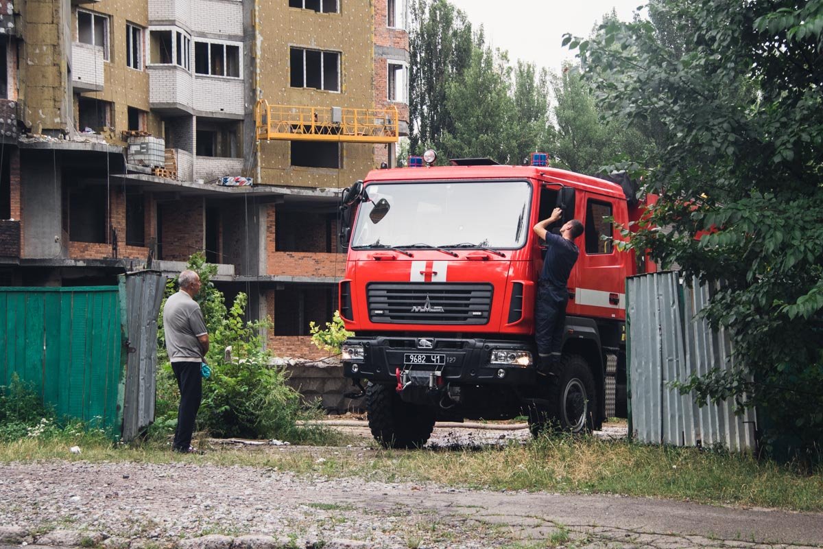 В Киеве на улице Семьи Сосниных на территории новостройки вспыхнул пожар