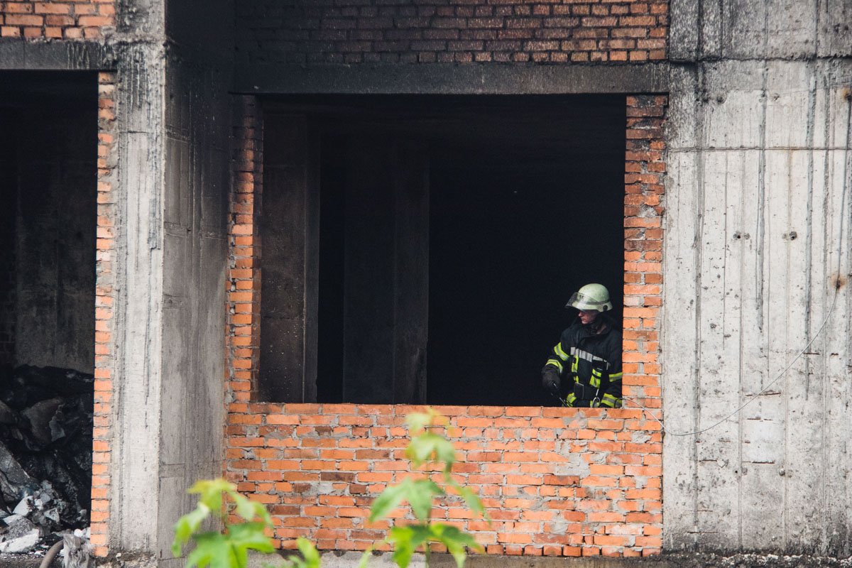 Огонь распространился по первому этажу, однако спасатели оперативно ликвидировали возгорание