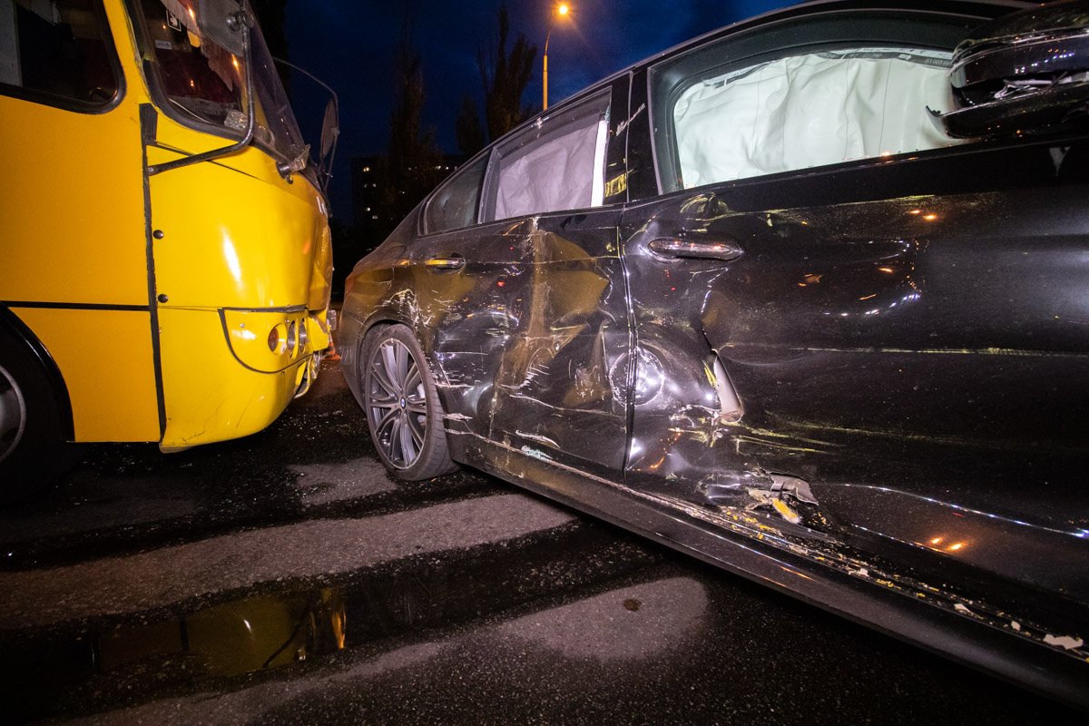 Автобус вез людей с ТРЦ SkyMall Автобус вез людей с ТРЦ SkyMall